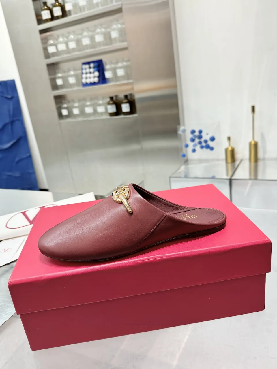 👟👟Ex-factory price 520👟👟 Valentino’s hottest new product in 2025, the new slippers are also easy to wear...😈😈😈 The latest logo buckle Perfectly combined with sexiness❤️‍🔥❤️‍🔥❤️‍🔥❤️‍🔥It is simply the pinnacle of summer fashion💖💖💖💖Original replica Outsole: Italian genuine leather outsole Heel height: Flat heel Size: 35-39 (40 41 42 customization is non-returnable and non-exchangeable)